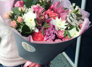 букет цветов 8 марта, сладкие подарки киев