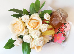 У нас можно заказать подарочный набор с медом, живыми цветами, на 8 марта, день рождения, подарки для девушек