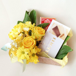 У нас можно заказать подарочный набор с медом, живыми цветами, на 8 марта, день рождения, подарки для девушек