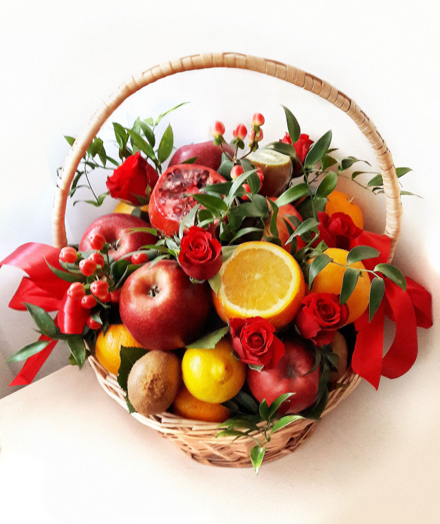 букет из фруктов, букет из фруктов и цветов, оригинальный букет киев, сладкие подарки на 8 марта