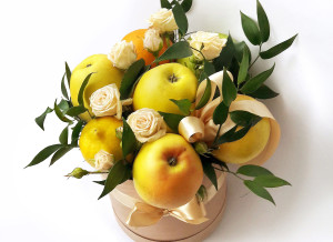 букет из фруктов, букет из фруктов и цветов, оригинальный букет киев, сладкие подарки на 8 марта